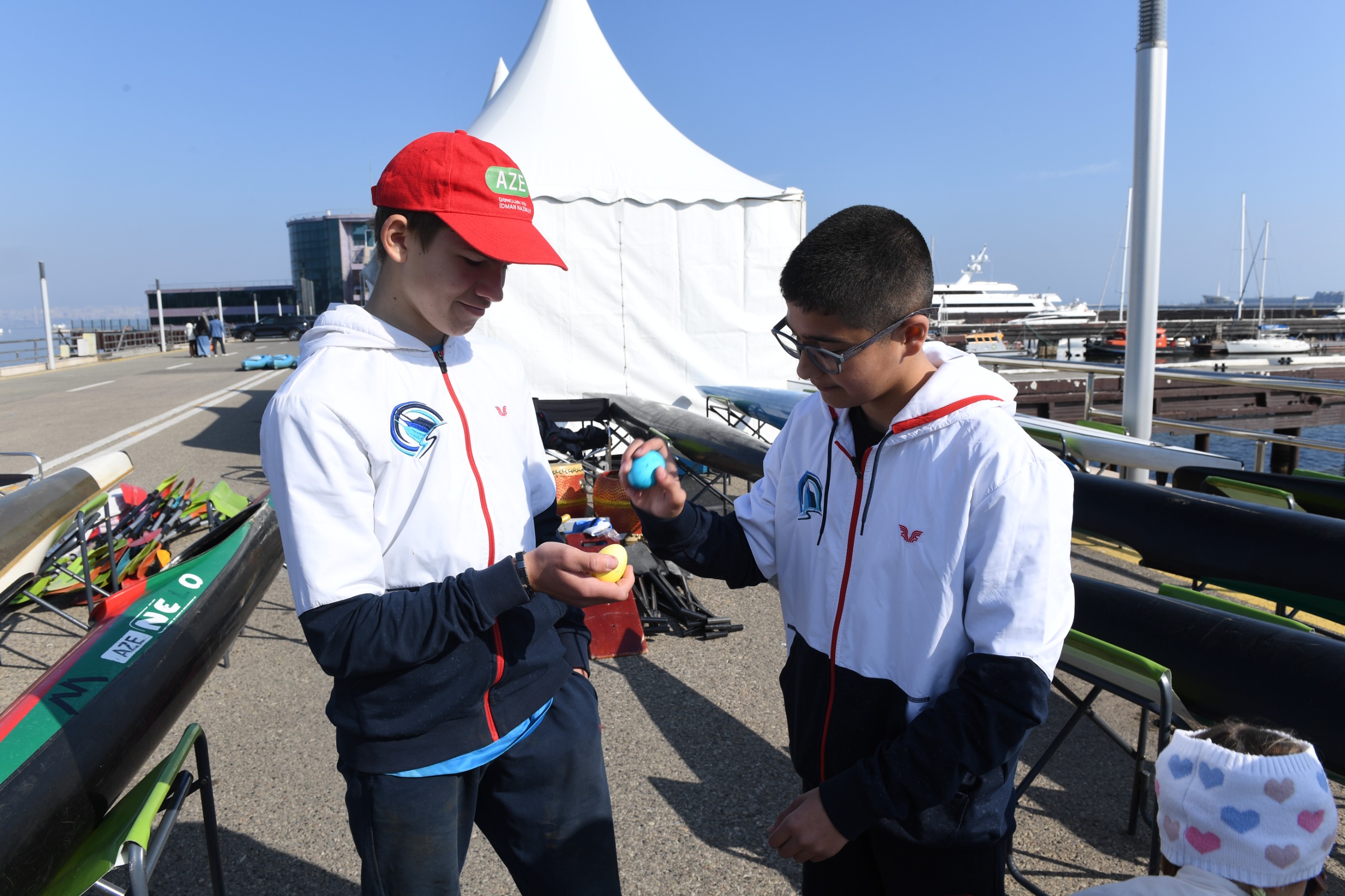 Bakıda Xəzərin suları avarçəkmə və yelkənli qayıqlarla bəzəndi (FOTO)